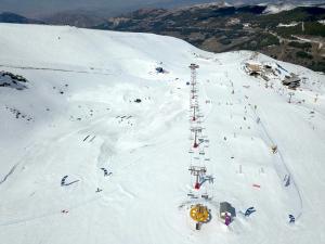 Imagen aérea del 'snowpark' en sentido descendente.
