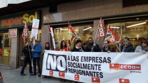 Concentración a las puertas de un supermercado de la cadena Supersol.