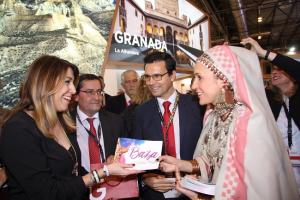 La expresidenta de la Junta ha visitado este jueves el expositor de Granada.