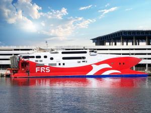 La ruta será operada por el fast ferry Tarifa Jet, que aparece en la fotografía con el nuevo logotipo de la naviera.