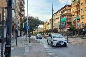 Un taxi circulando por el Zaidín.