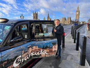 El diputado provincial de Turismo sube a un taxi en Londres. 