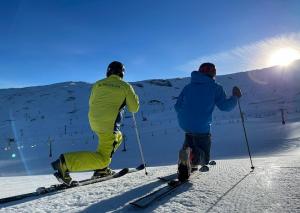 Practicantes de telemark en Sierra Nevada. 