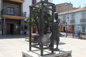 Escultura en homenaje a las mujeres de los telares, en La Zubia.