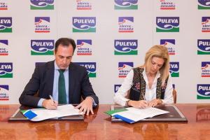 Firma del acuerdo entre Puleva y Sierra Nevada.