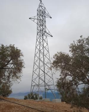 Apoyo situado a unos 30 metros del Parque Periurbano de la Dehesa de Santa Fe.