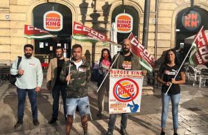 Personal afectado por los despidos y representantes sindicales, frente al Burger King.
