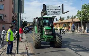 Los tractores, por Severo Ochoa en dirección a la Avenida de Madrid. 