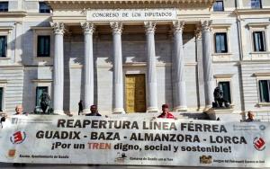 Pancarta reivindicativa en la puerta del Congreso de los Diputados. 