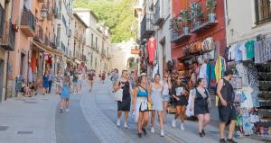 Un grupo de turistas descienen por la Cuesta de Gomérez.