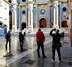 Turistas en la Plaza de las Pasiegas.
