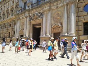 Turistas frente al Palacio de Carlos V. 