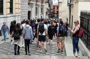 Turistas paseando por la calle Oficios, junto a la Capilla Real.