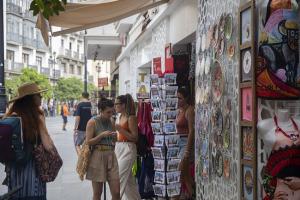 Turistas en una tienda de souvenirs en Sevilla.