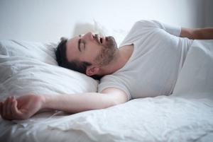 La apnea del sueño tiene una alta prevalencia, más en hombres que en mujeres.