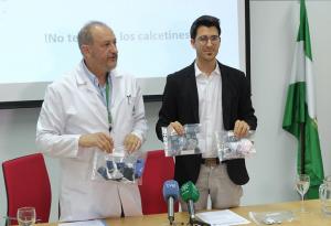 Nicolás Olea (izqda.)  y otro de los científicos, con bolsas de calcetines para bebés analizados..