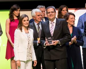 La Reina Letizicia entrega el premio a José Ignacio Porras.