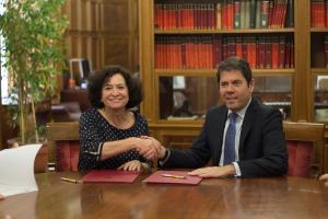 Pilar Aranda y Gerardo Cuerva se dan la mano tras firmar el convenio.