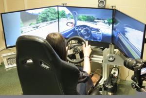 Una participante en el estudio realiza la sesión con el simulador de conducción.