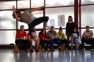 Alumnos de Ciencias del Deporte contemplan una actuación de danza.