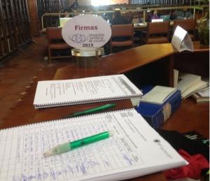 Hoja de firmas de horas solidarias de estudio en la biblioteca del Rectorado.