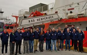 Equipo científico de la UGR, antes de embarcar en el buque 'Hespérides'.
