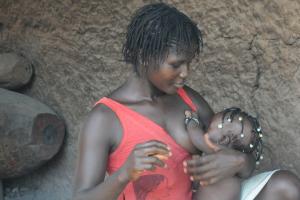 Una mujer da pecho a un bebé. 