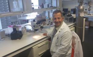 El profesor Ahmad Agil Abdalla, en su laboratorio de la UGR.