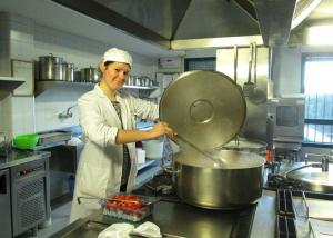 Ana Isabel Rodríguez, autora del trabajo, en la cocina de una de las residencias.