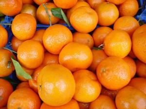 Las cáscaras de naranja pueden ser usadas para limpiar agua contaminada.