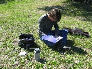 Investigador midiendo la respiración del suelo en un olivar durante el experimento.