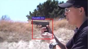 El sistema establece una alerta (recuadro de color rojo) en el lugar exacto donde está la pistola en el vídeo.