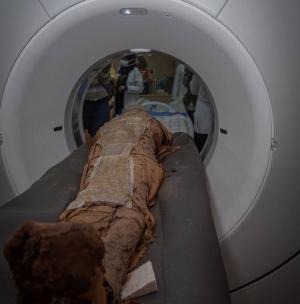 Investigadores de la UGR realizan el TAC a las momias en el Hospital Universitario de Asuán.