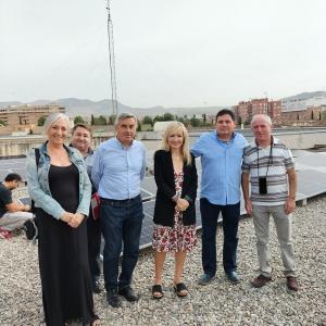 La secretaría general de UGT Andalucía, Carmen Castilla, y cargos provinciales, en a terraza de la sede, con la instalación fotovoltaica.