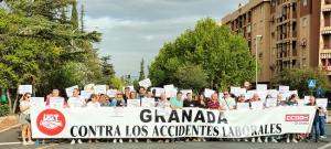 Concentración este lunes de delegados de CCOOy UGT.