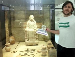 Antonio Fco. Martínez, junto a la Dama de Baza. 
