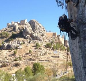 Nueva vía ferrata infantil de Moclín, con el castillo al fondo. 