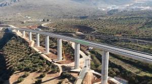 Imagen del viaducto de la Variante de Loja, uno de los principales hitos de la infraestructura.