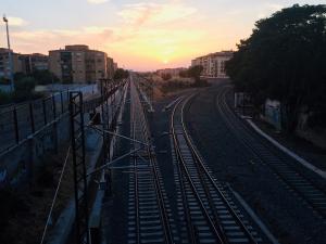 Vías del tren al converger en dirección al Camino de Ronda y la estación.