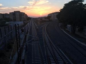 Confluencia de las vías del tren hacia la estación.