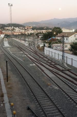 Imagen de las vías del tren desde la pasarela peatonal entre Camino de Ronda y Pajaritos.