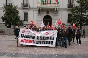 Protesta de vigilantes este viernes frente al Ayuntamiento.