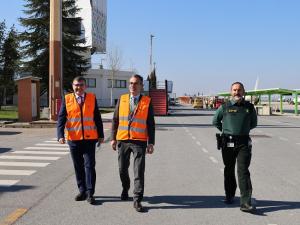 El subdelegado, en su visita al Aeropuerto, junto al director y al mando de la Guardia Civil del recinto.