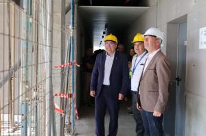 El subdelegado, junto al presidente del Puerto, en su visita a las obras.