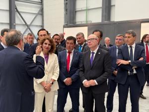 Un momento de la visita de las autoridades al edificio UGR-DONES este lunes.