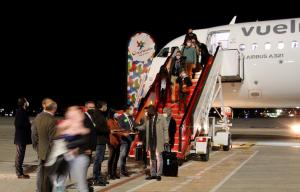 Pasajeros del primer vuelo de París que llega a Granada tras la pandemia, este miércoles.