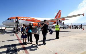 Turistas procedentes de Manchestar saludan a su llegada al aeropuerto.