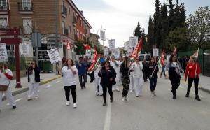 Las trabajadoras protestan por las calles de Zújar. 