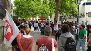 Los estudiantes, frente al Rectorado de la UGR.