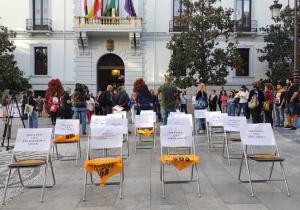 Sillas vacías que simbolizan a falta de personal en servicios sociales.